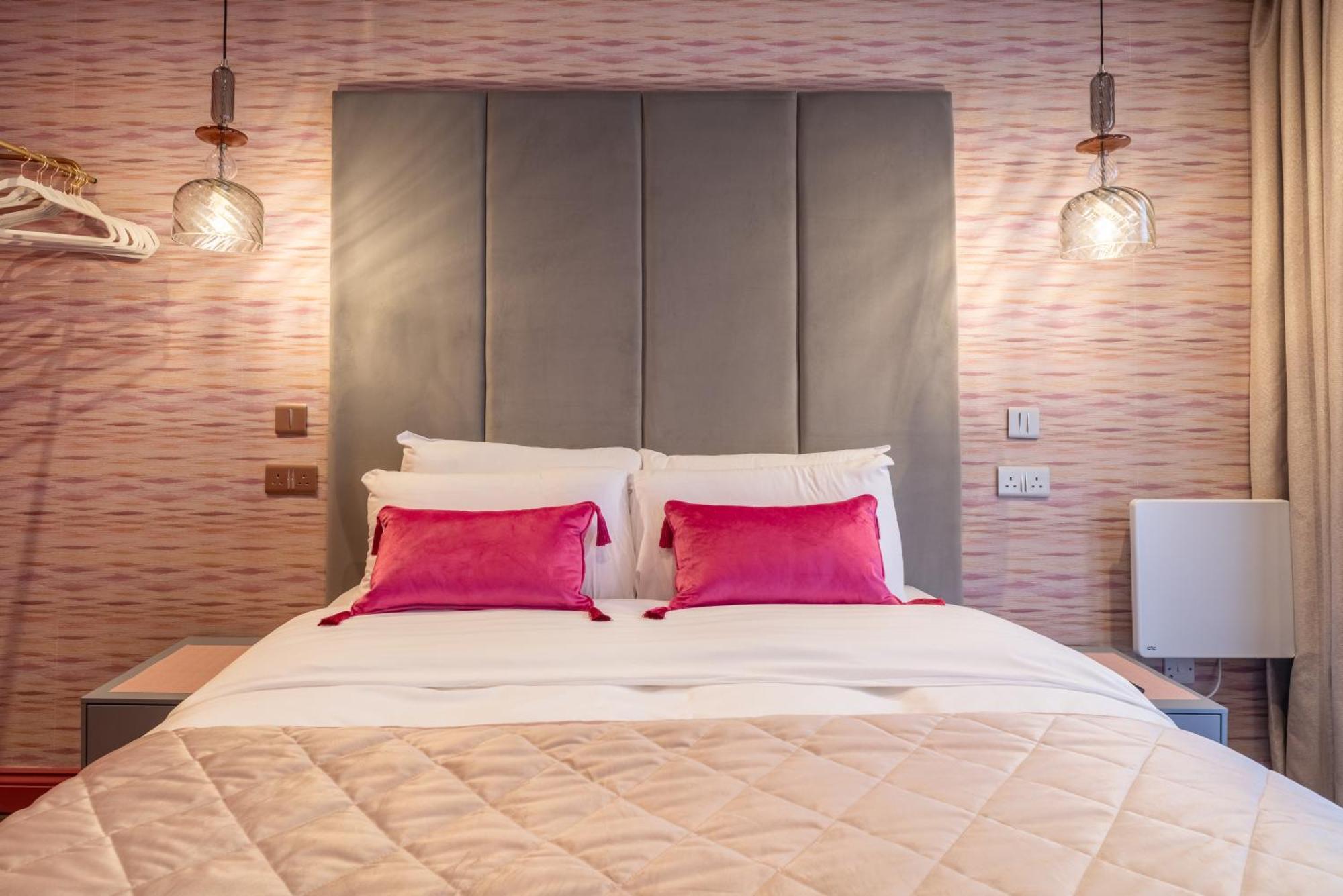 Howfield Hotel Мърдър Титфил Екстериор снимка