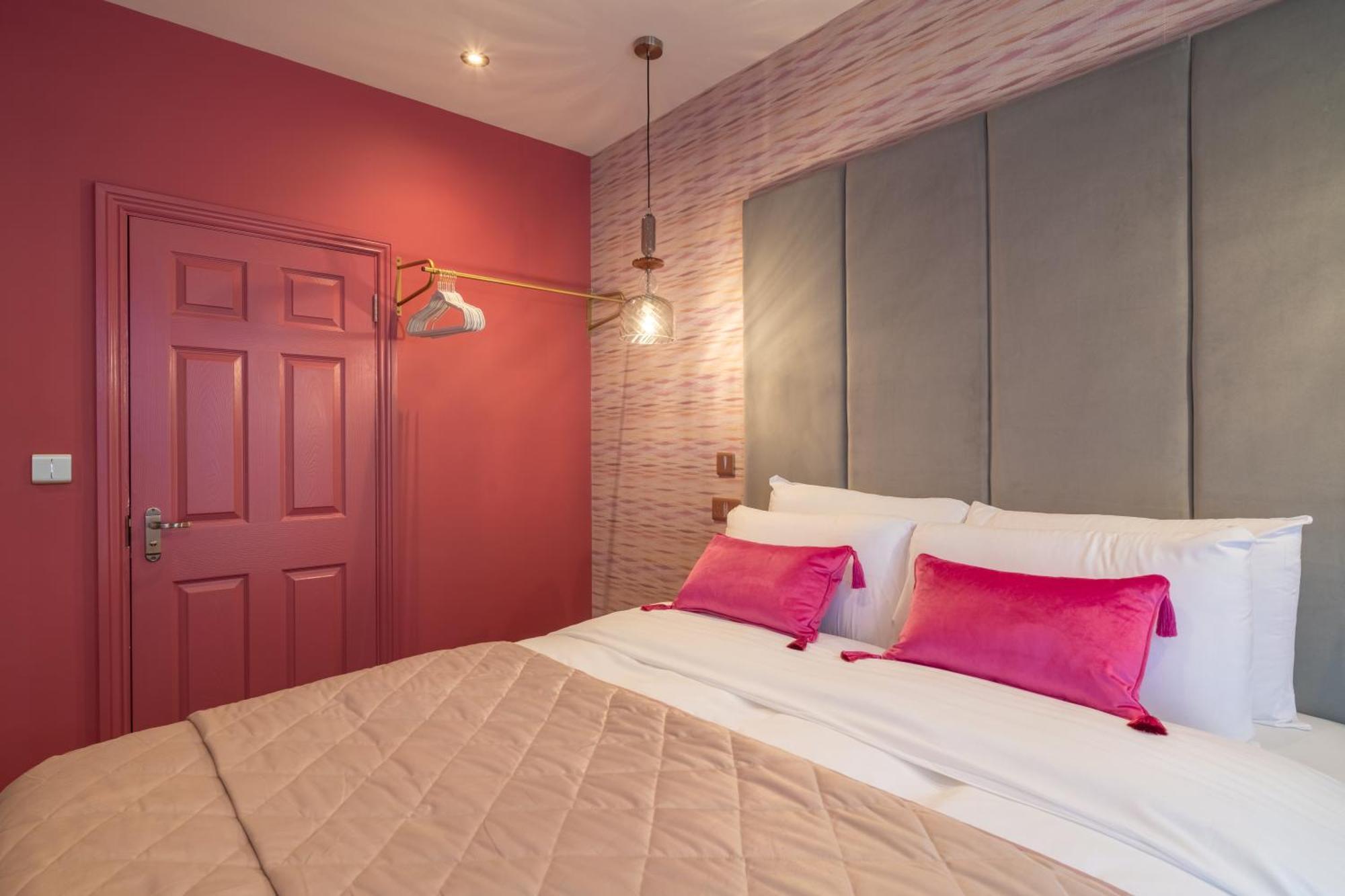 Howfield Hotel Мърдър Титфил Екстериор снимка