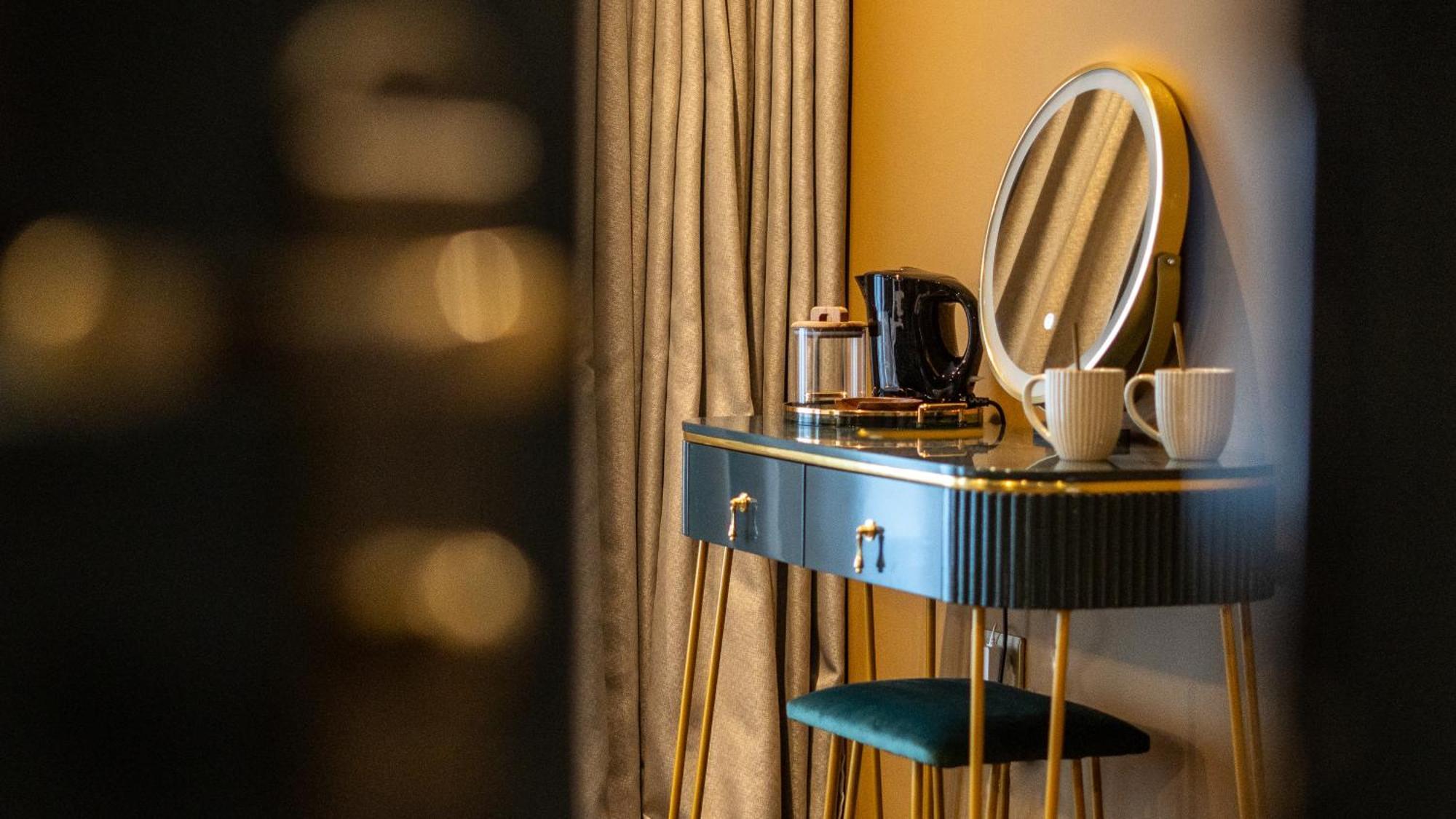 Howfield Hotel Мърдър Титфил Екстериор снимка