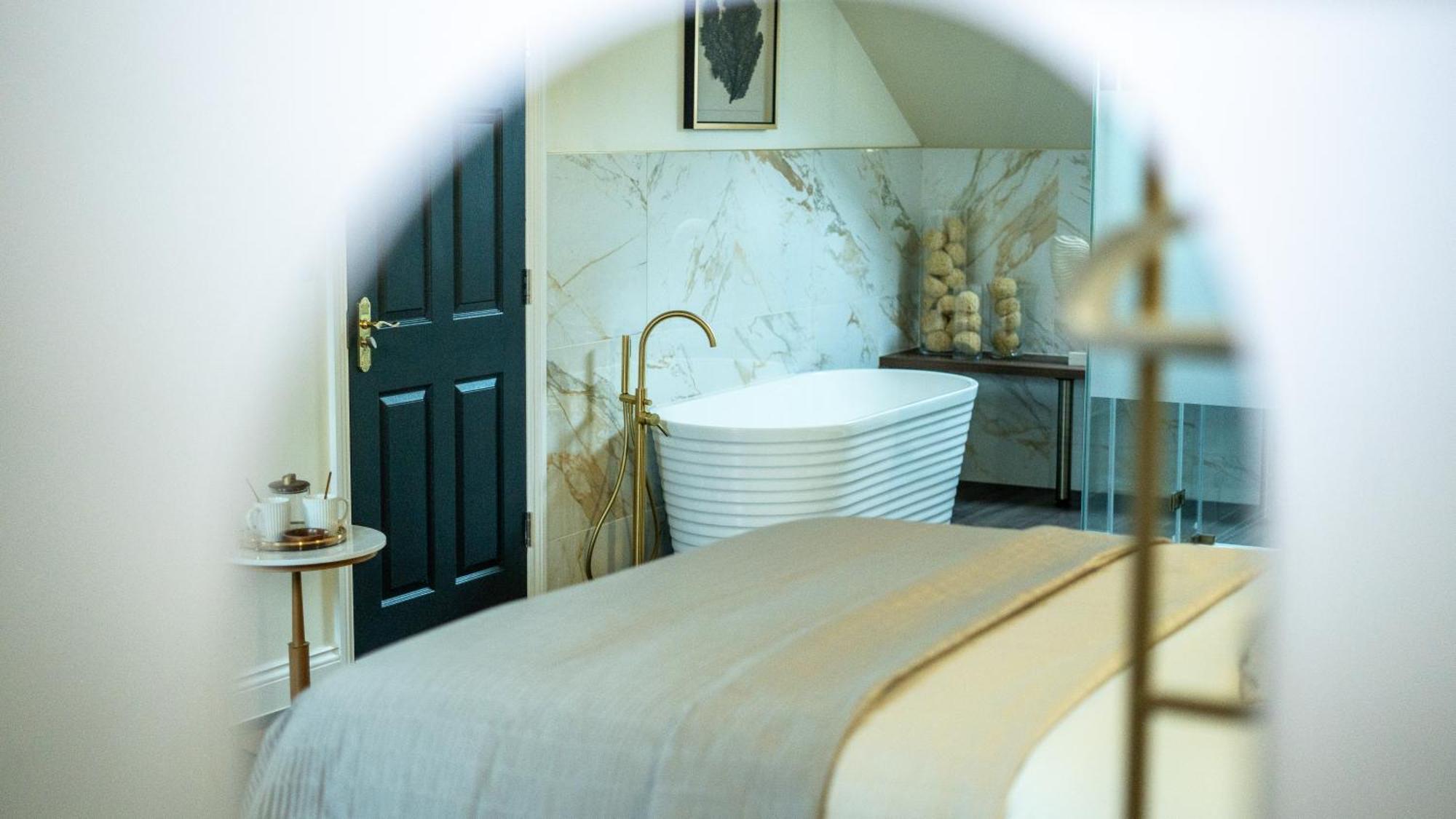 Howfield Hotel Мърдър Титфил Екстериор снимка