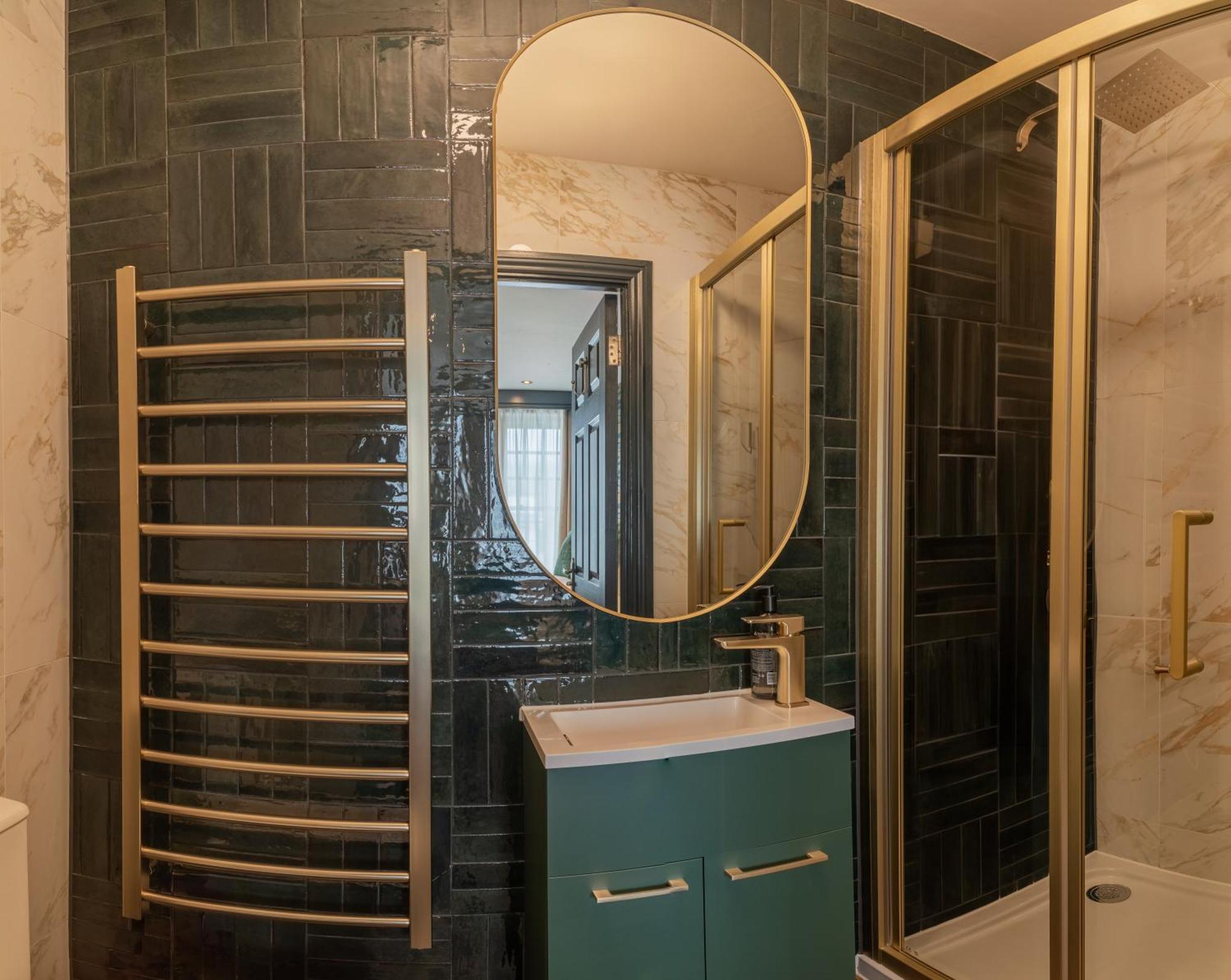 Howfield Hotel Мърдър Титфил Екстериор снимка
