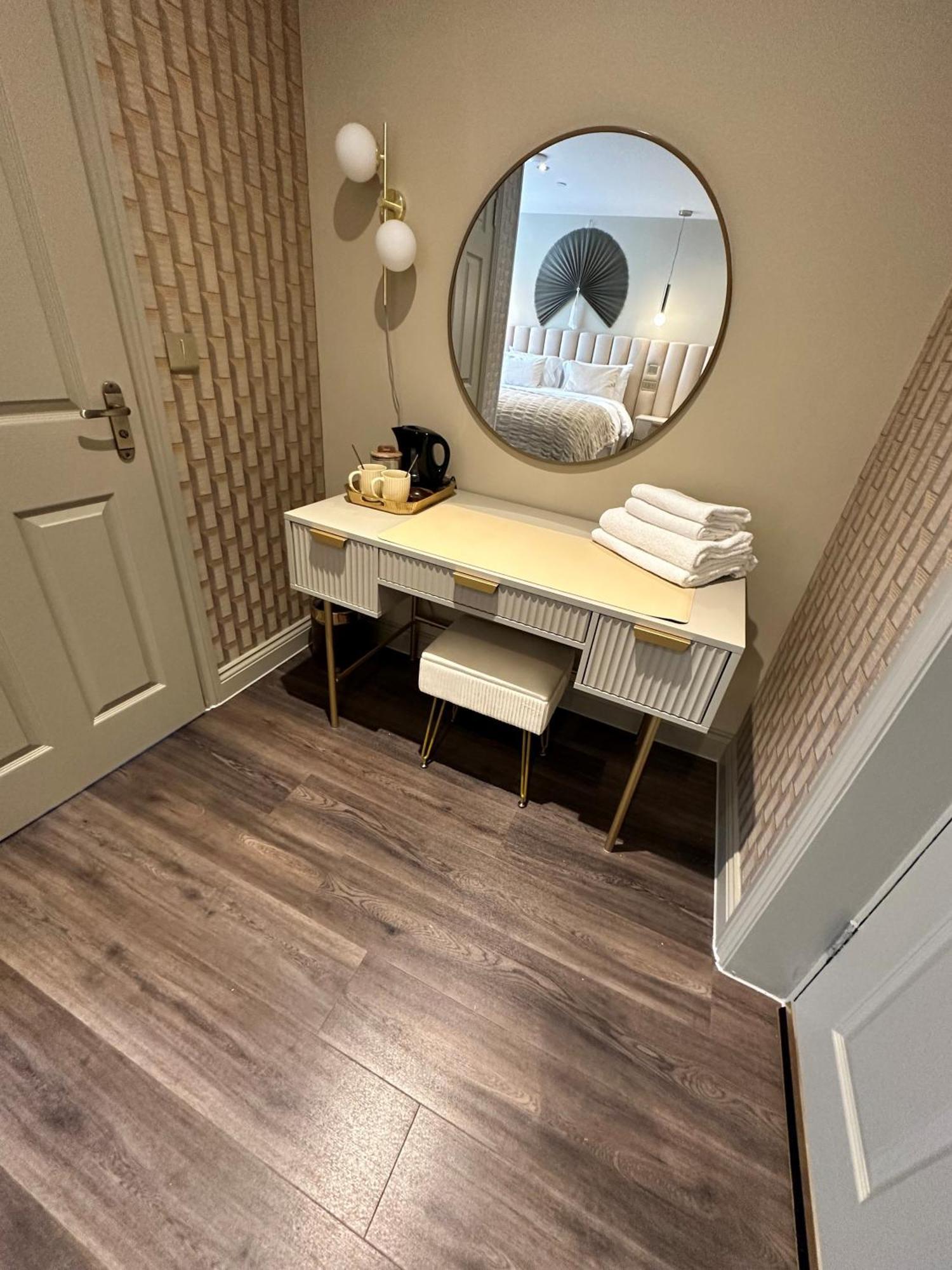 Howfield Hotel Мърдър Титфил Екстериор снимка